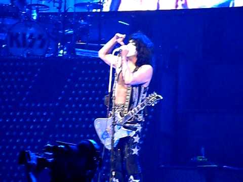 Paul Stanley vs Laser Pointer Guy, Portland OR 2009