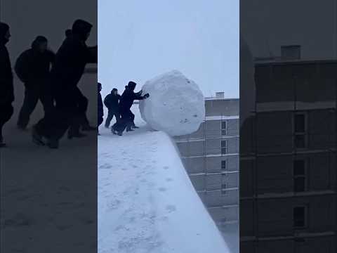 В Камчатке снежный ком врезался в жилой дом 😳