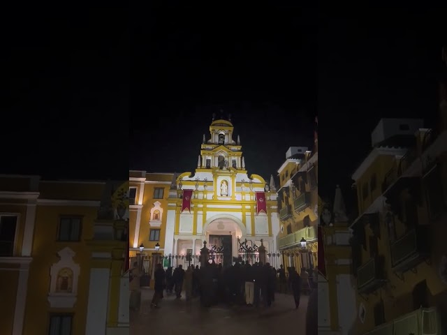 Vídeo relacionado con Pla Pla Pla Balconera Esperanza Macarena. Decoración religiosa de tela 70x100 cm. Balconera Macarena decoración balcón. Tela impresa Virgen Esperanza Macarena.