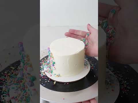 Cute MINI sprinkle cake! 🥰🎂 #cakedecoratingtips #minicake