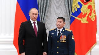Владимир Путин наградил полковника Султангабиева Звездой героя России