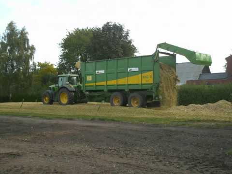 loonwerker backx aan het mais hakselen