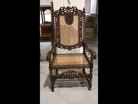 Старинное кресло с ротанговым плетением
