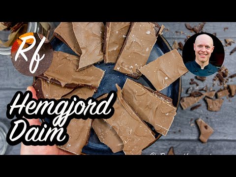 Gör egen Daim - knäckig karamell med choklad på toppen. Jag strödde även över lite flingsalt.   Hemgjord Daim är rätt lätt att laga genom att man kokar en karamell av smör, socker, sirap, kakao och lite vetemjöl till ca 145 °C. Denna brer man ut så tunt >