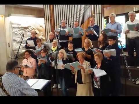 Il coro liturgico Nostra Signora de La Salette di Olbia canta durante la diretta su Radio Maria
