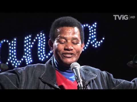 Jair Rodrigues cantando Disparada no programa Canja