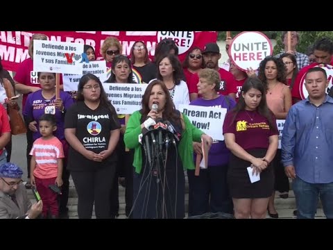 VOA - GUBERNUR-GUBERNUR PARTAI DEMOKRAT BERSIAP MENAHAN KEBIJAKAN TRUMP