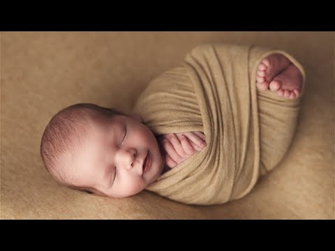 How to Wrap a Newborn Baby | Wrapping Newborns | The Peeking Toe Wrap for Newborn Photography