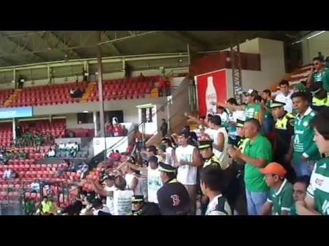 "Los De Arriba En Toluca 2014" Barra: Los Lokos de Arriba &bull; Club: León