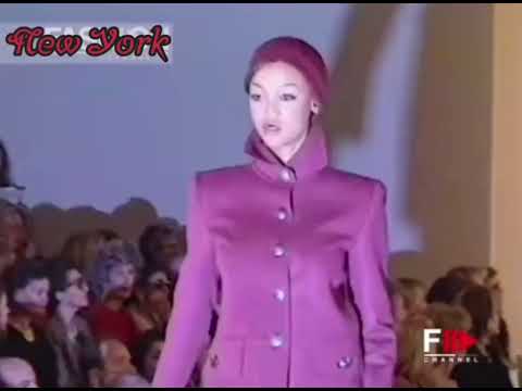 Tyra Banks On The Runway - Oscar De La Renta Fall/Winter 1993
