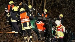 preview picture of video '17.01.2014: Junger Mann bei Verkehrsunfall schwer verletzt (Wilnsdorf/NRW)'