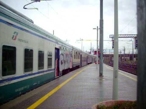 Il Regionale 7490 arriva e l' ES 9406 transita