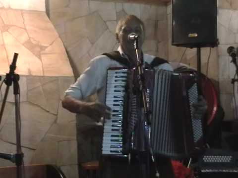 Adelar Bertussi (Surrando a gaita)