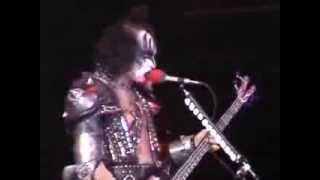 Kiss canta God of thunder em show de estreia no Brasil em 1983