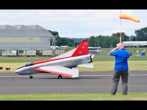 RC GIANT 1/4 SCALE ENGLISH ELECTRIC LIGHTNING WITH TWIN TURBINES - DAVE LMA RAF COSFORD - 2015