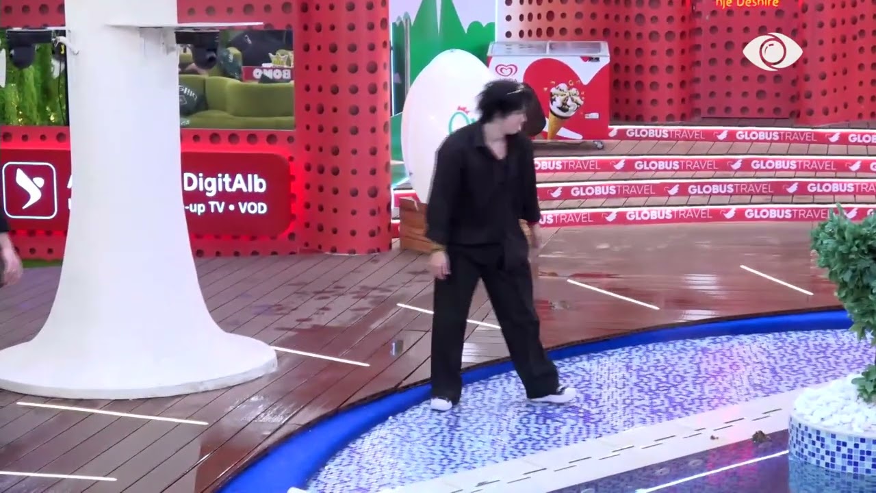 Mal kërkon pranë pishinës por nuk arrin të gjejë fjalën e fshehur