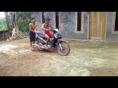 Viral Seorang kakek belajar motor sampai terjatuh pun tetap semangat dan berjuang.