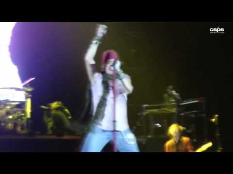 Guns N Roses - Paradise CIty Bogota (Axl bailando con brassier).f4v