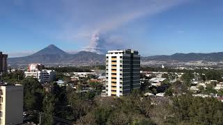 preview picture of video 'Volcán de Agua, volcán de Fuego y volcán Acatenango en erupción sobre ciudad guatemala'
