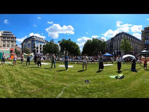 In 360 Grad Staying alive Flashmob  Extinction Rebellion Wave Düsseldorf 20.6.20