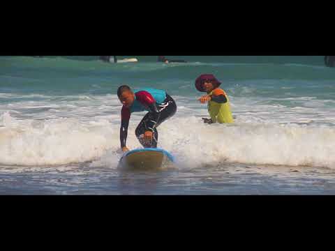 Peniche surf lessons made easy in Baia de Peniche Bodyboard & Surfcamp