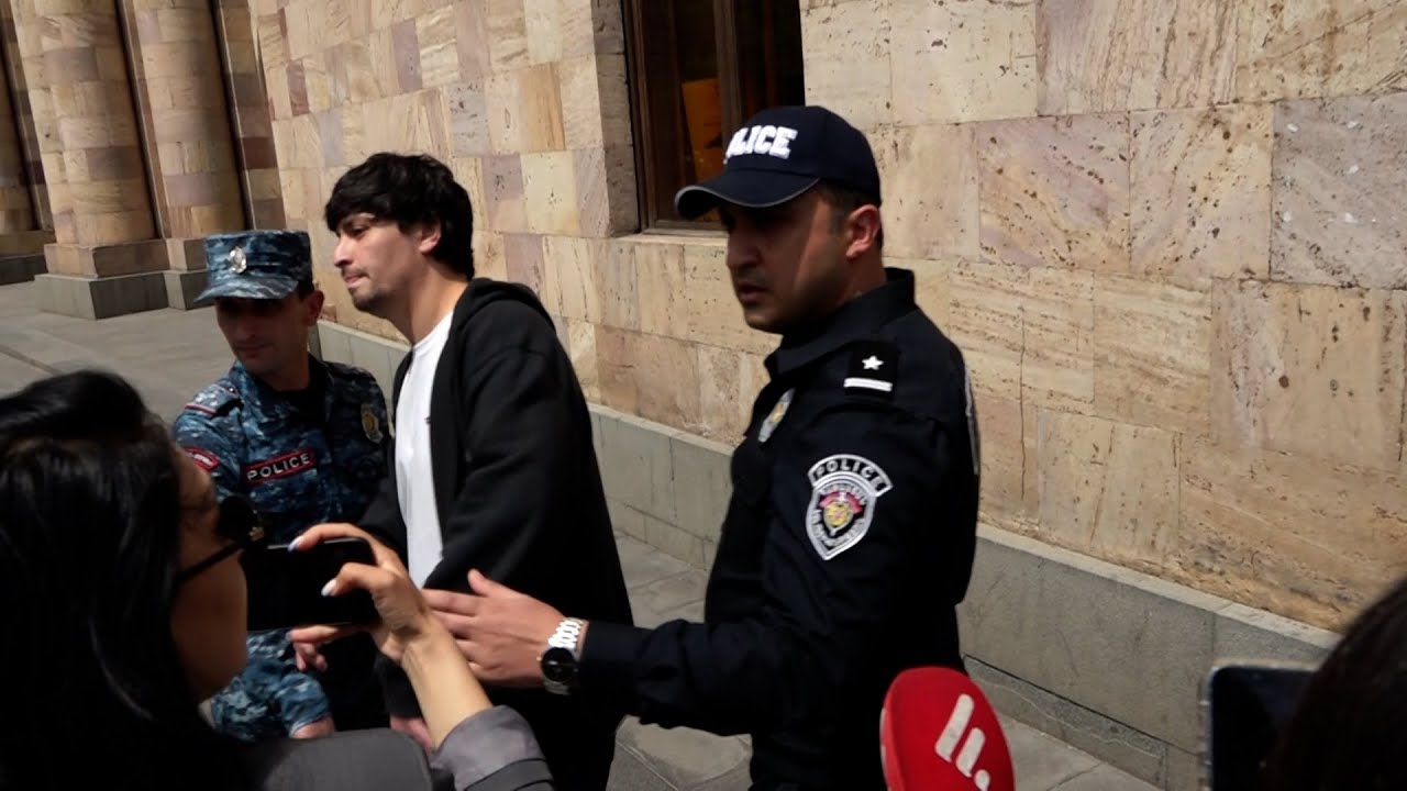 Ոստիկանները տանում են հայհոյող երիտասարդին