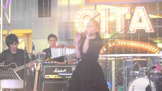 Gita Gutawa with Fans - rangkaian kata(The Next Chapter)