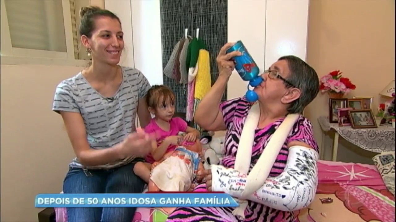 Após viver anos em hospital, idosa é adotada por cuidadora