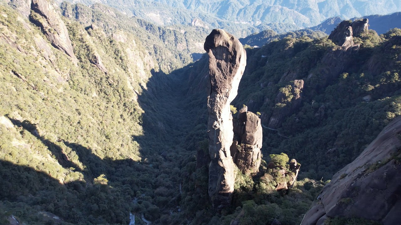 Mount Sanqing,JiangxiProvince,China 🐍 Shockedto the pointofbeing unable tobreathe中国江西三清山巨蟒出山🐍震撼到无法呼吸
