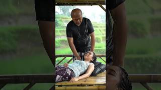 Download lagu Momen Tenang: Pijatan di Saung Bambu Saat Hujan #shorts #trending #hujan #pijat #relaksasi mp3