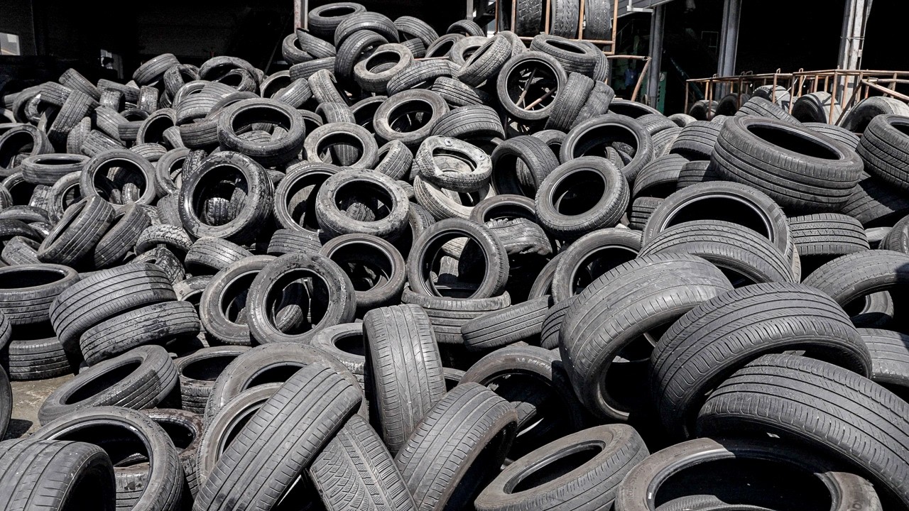 Amazing Process of making Fuel with Old Tires. Tire recycling Factory in Korea