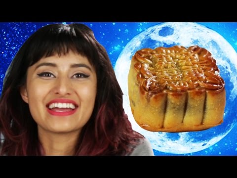月餅に初めて挑戦する人たち (People Try Moon Cakes (月餅) For The First Time)