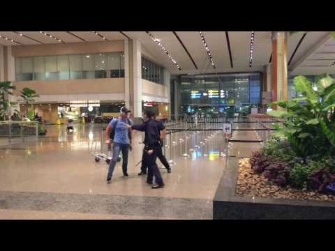 Aussie bogan fights police officers at Singapore Changi Airport Video