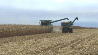 preview picture of video 'John Deere 9660 STS Combine Harvesting Corn Arthur Illinois'