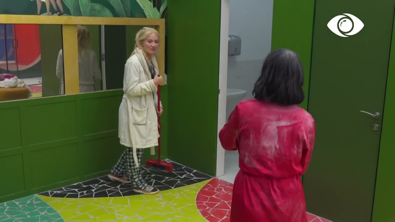 Vajzat pastrojnë miellin dhe mendojnë rrengun e radhës për Amosin