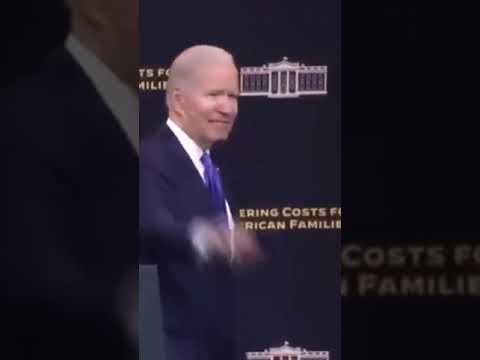 На выступления в городе ОбернДжо снова пожал руку человеку невидимке #байден #сша #приколы