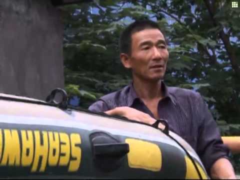 Flood victims build rafts to survive