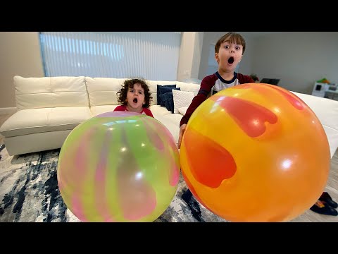 BOLAS GIGANTES WUBBLE BUBBLE NA SALA - Marcos e Laura Brincando