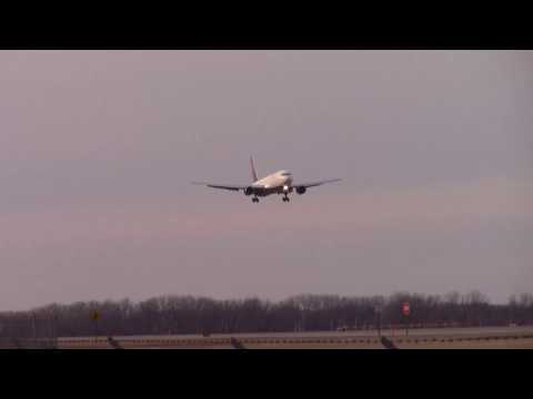 Delta Boeing 767-300 N140LL Landing at Minneapolis-Saint Paul