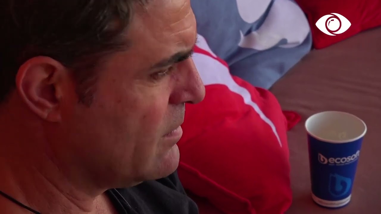 Armaldo zgjohet dhe qëndron në verandë