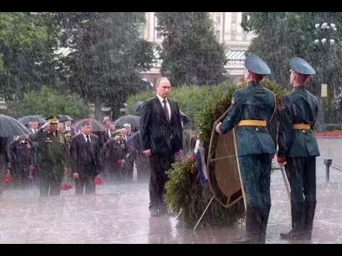 Putin braves rain to honor WWII victims
