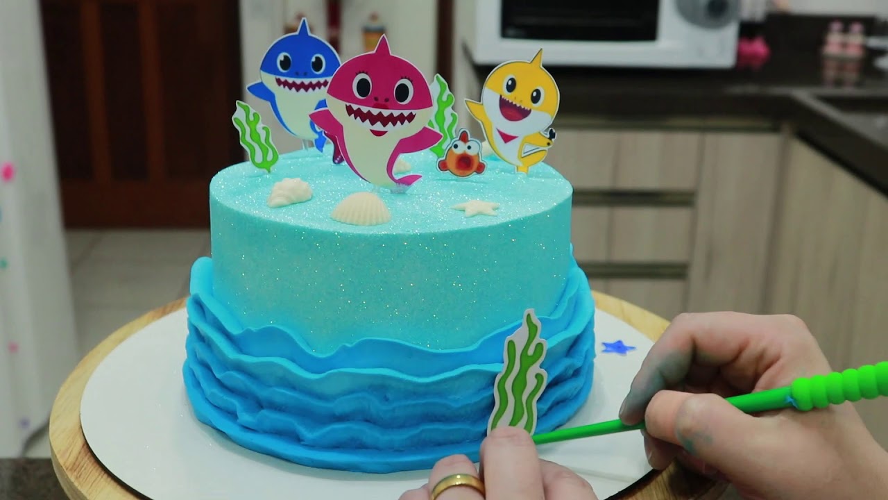 Bolo do baby shark em chantilly