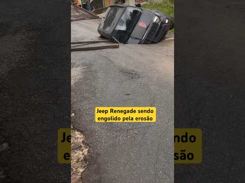 Jeep Renegade sendo engolido pelo asfalto que cedeu a erosão #youtubeshorts #viral #carros