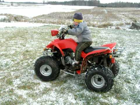 3 latek rozjeżdza tate na quadzie 110cc quad 110cc