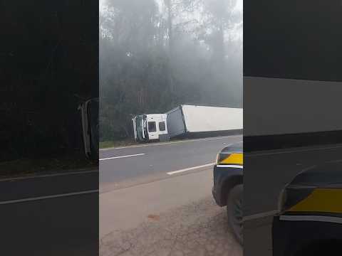 Caminhão tomba na BR-282 em Nova Itaberaba nesta manhã