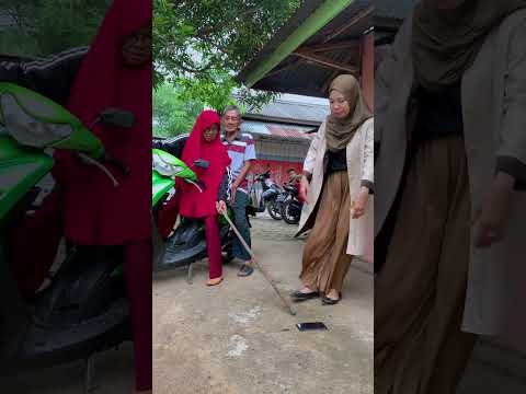 video-komedi-kasihan-kakek-nenek-ini-bukannya-di-bantuin-keluargacafegokil-cg-15