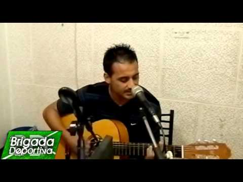 El Picante Pereyra canta y toca la guitarra