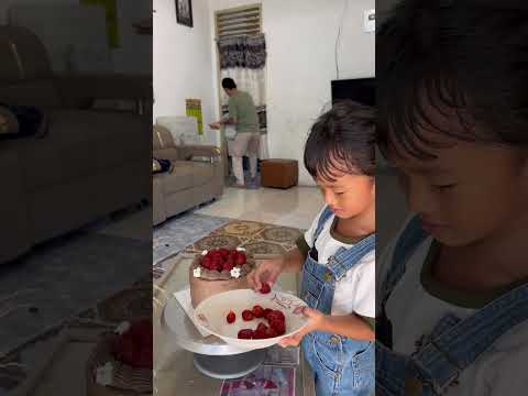 hampir saja sentuh kue #funny #cake #tipeketawa #cutebaby #cakecantik #cakesurabaya