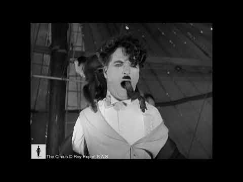 Ο [[#Charlie Chaplin [Τσάρλυ Τσάπλιν]#]], ως Σαρλώ, ισορροπεί σε τεντωμένο σκοινί ενώ του επιτίθενται πίθηκοι, στην ταινία The Circus [Το τσίρκο, 1928]. Η σκηνή μετατρέπει σε κωμωδία τη σχοινοβασία και την αίσθηση κινδύνου, που είναι χαρακτηριστικές του κλασσικού τσίρκου.