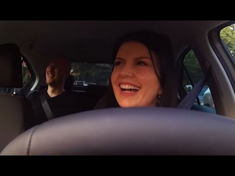 "Mos i fol shoferit" - Florian Binaj në taksinë e Rudina Dembacaj